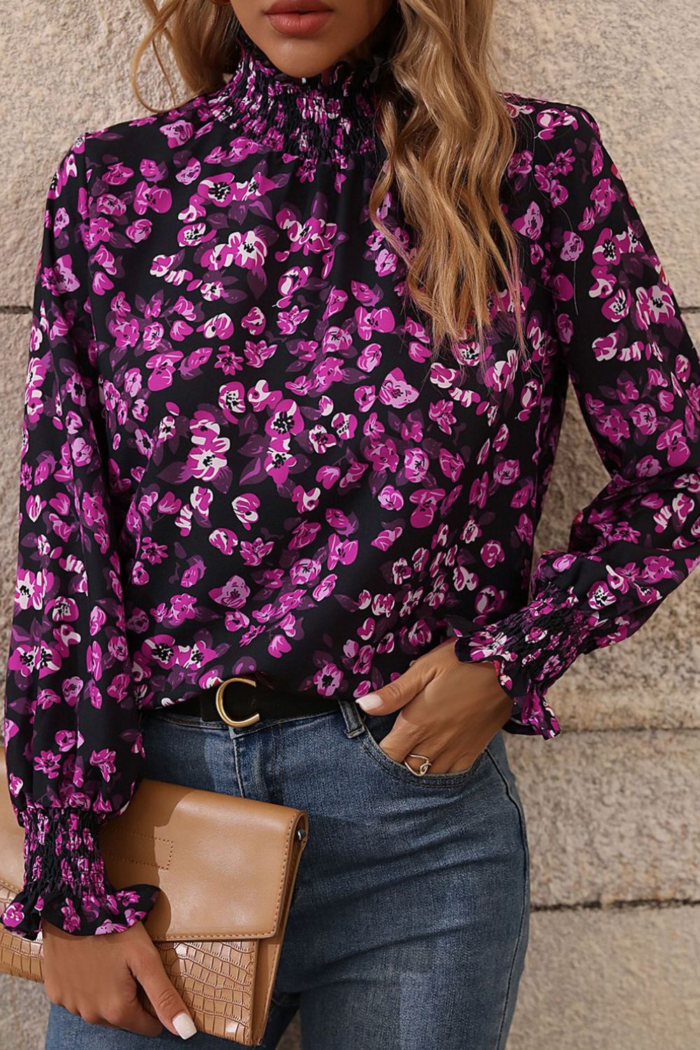 Blusa floral con cuello simulado y mangas con volantes