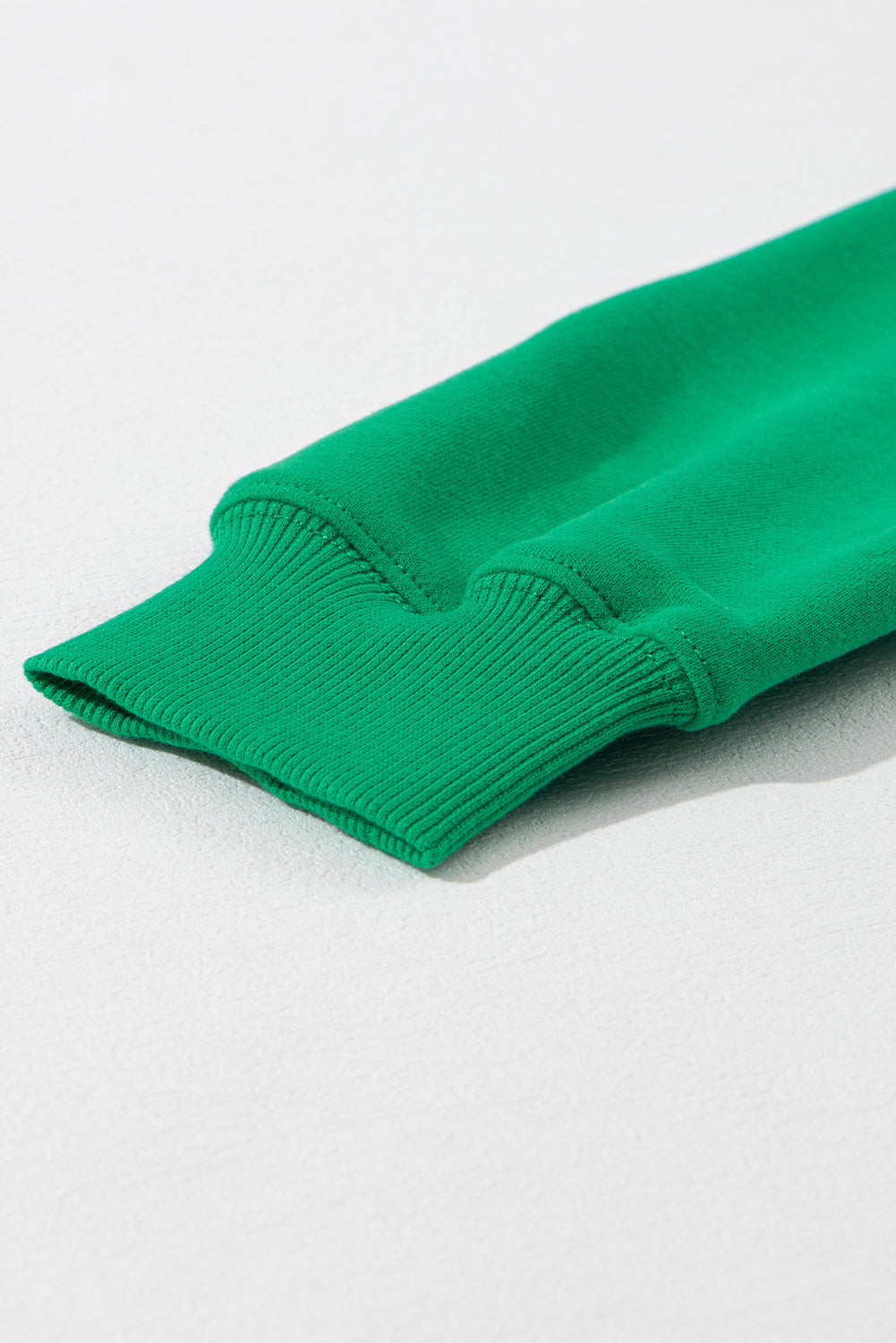 Sudadera verde con bordado de felpilla LUCKY Aphabet