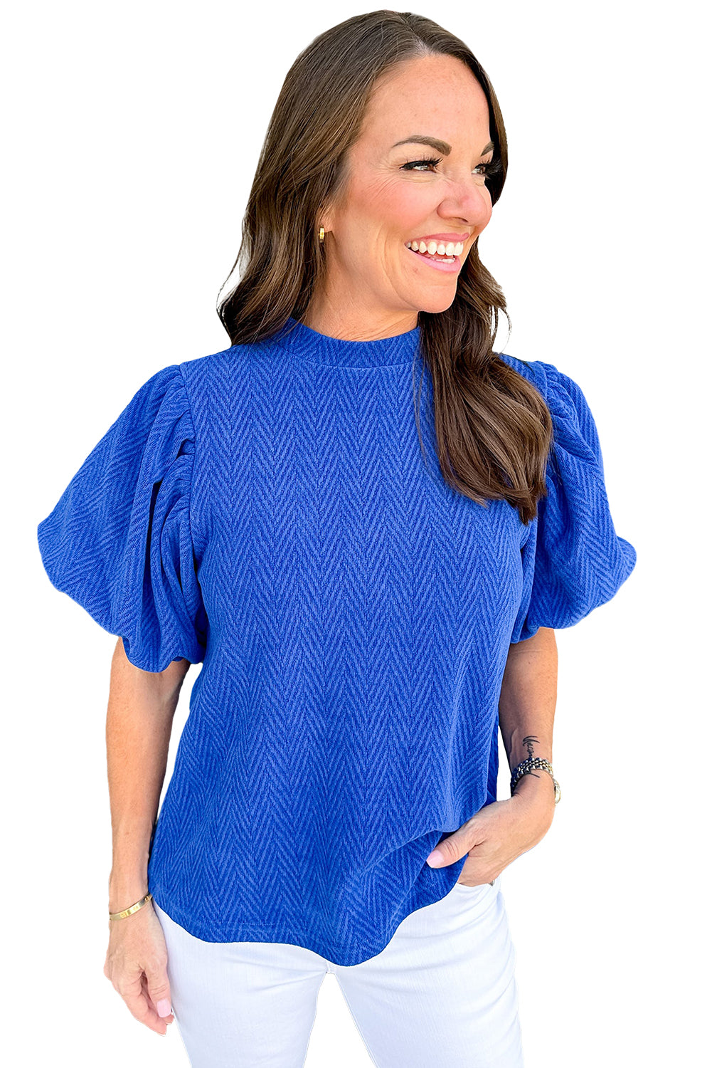 Blusa con cuello simulado y manga abullonada con textura lisa azul cielo