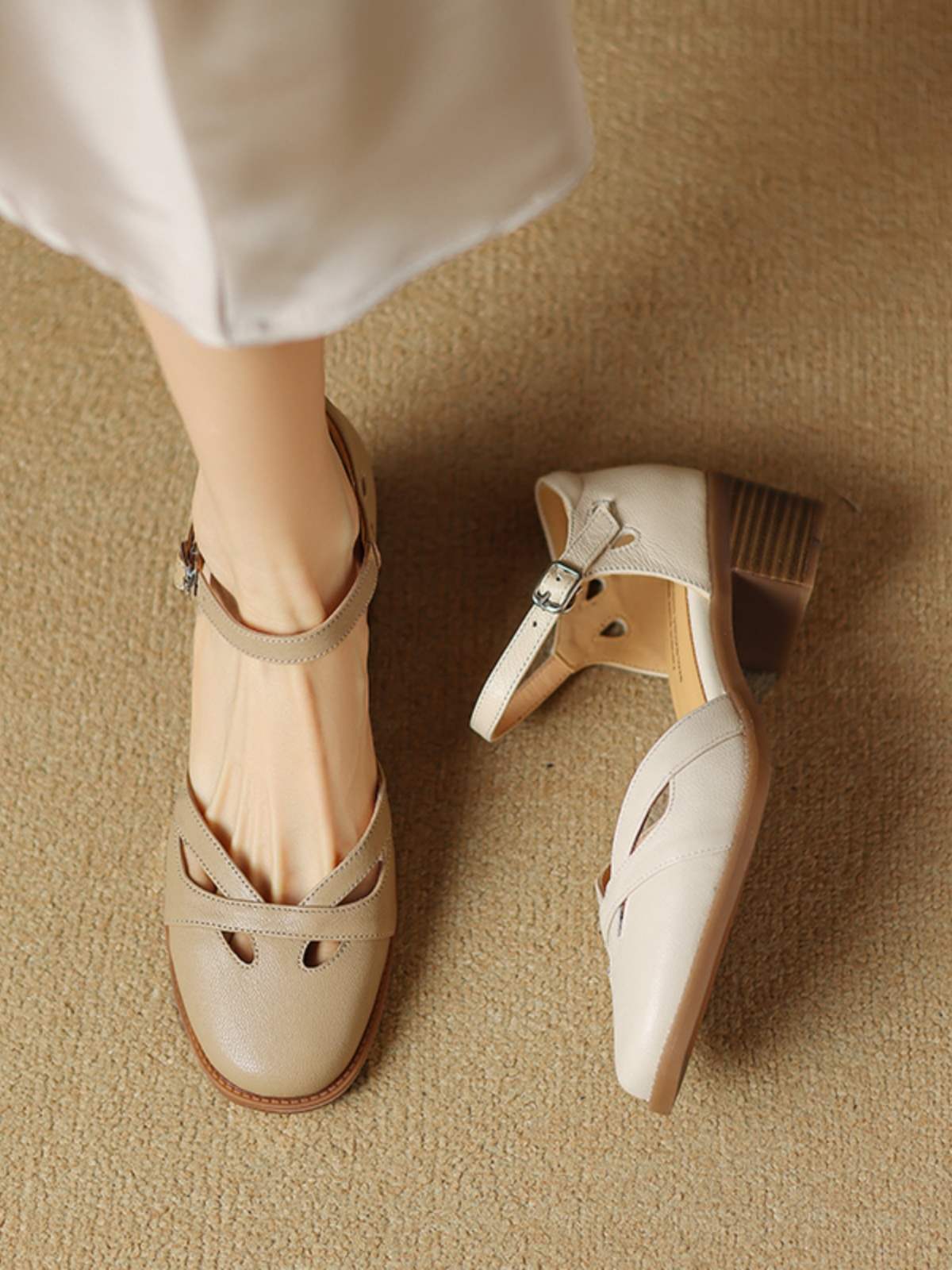 Sandales romaines à bout fermé en peau de mouton pour femmes avec bride ajourée en cuir véritable