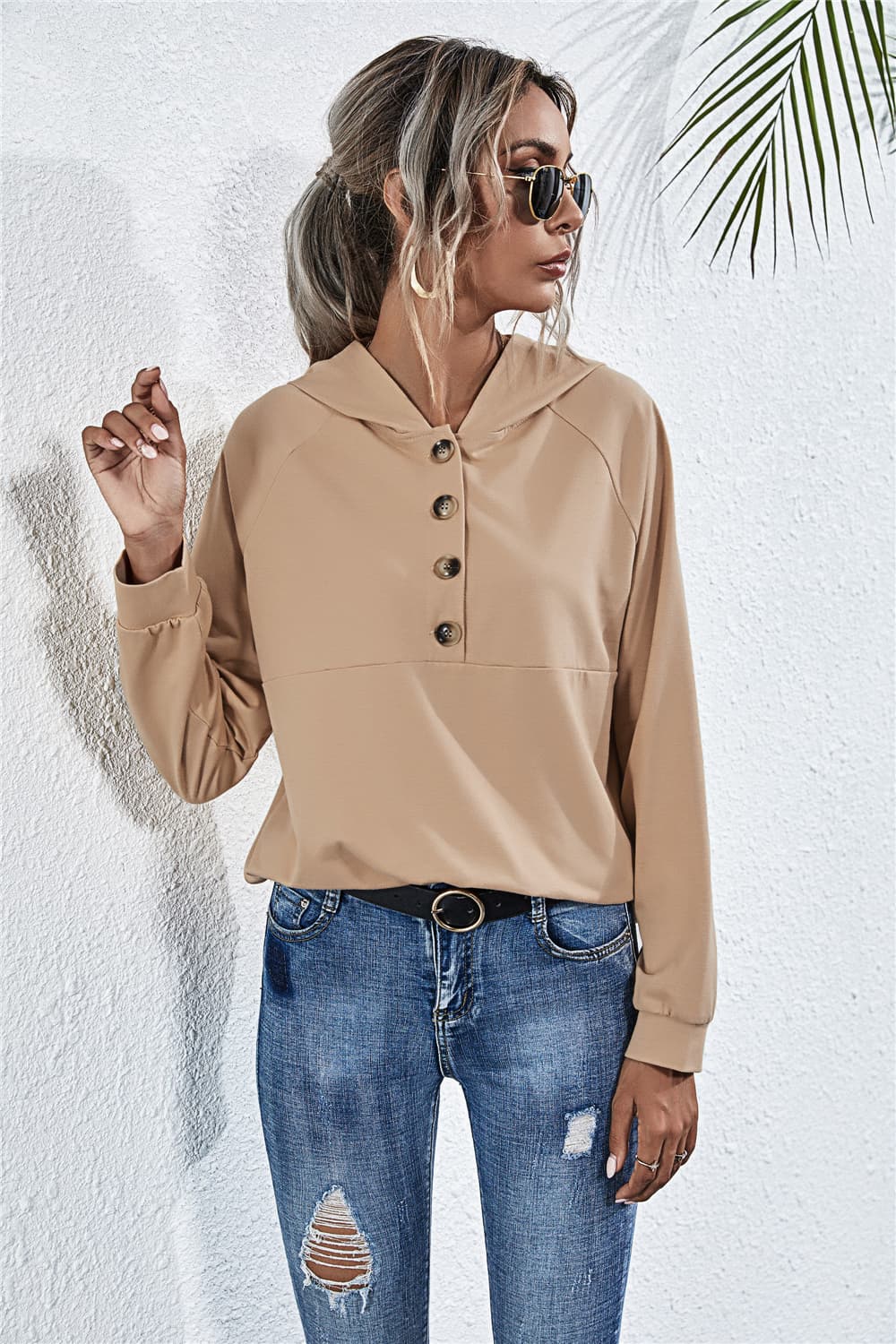 Blusa con capucha y manga raglán con botones