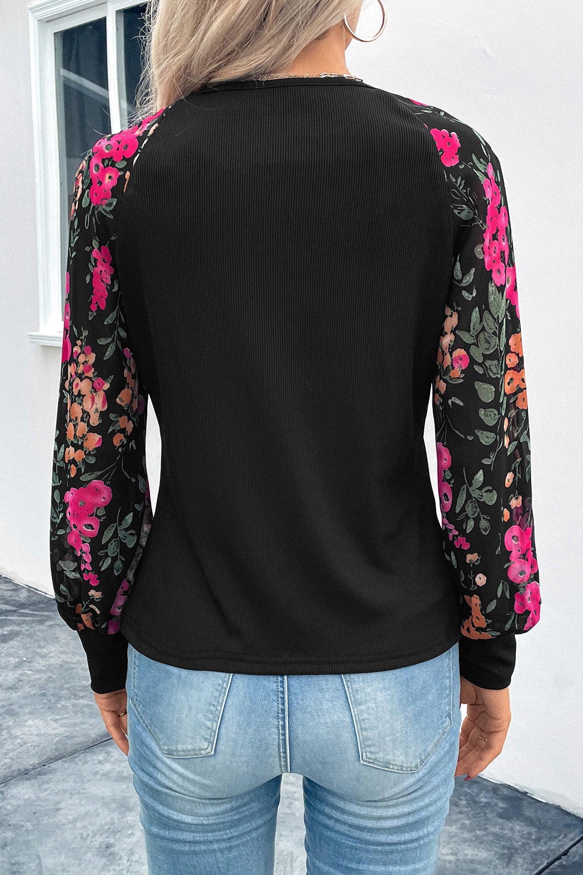 Blusa floral con cuello redondo y manga farol