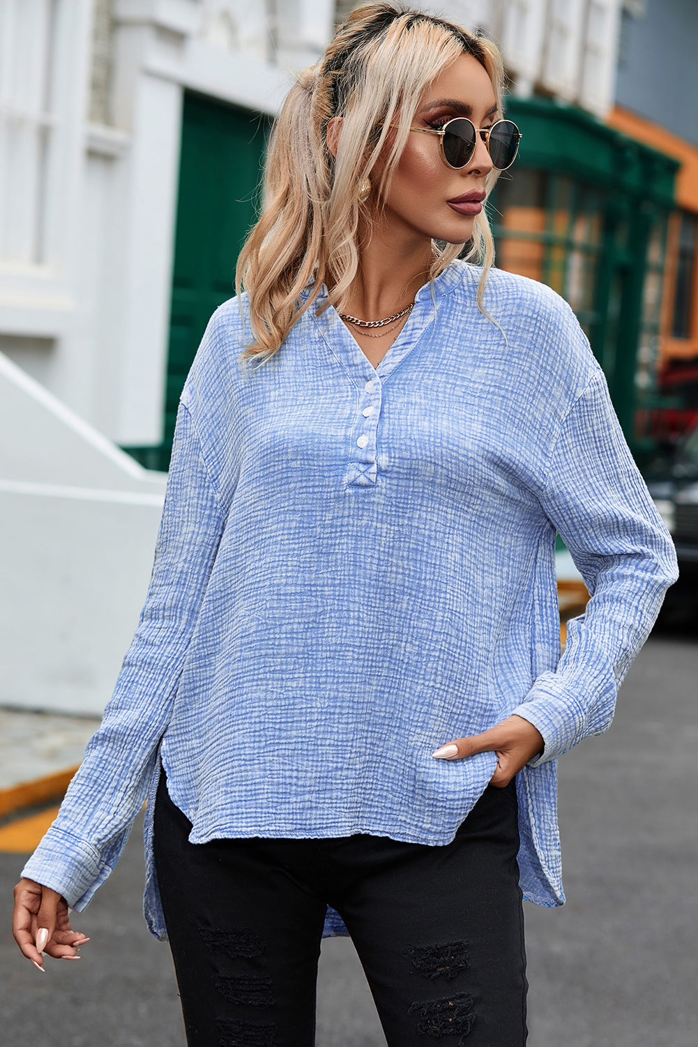 Top holgado con cuello henley y textura arrugada en azul cielo