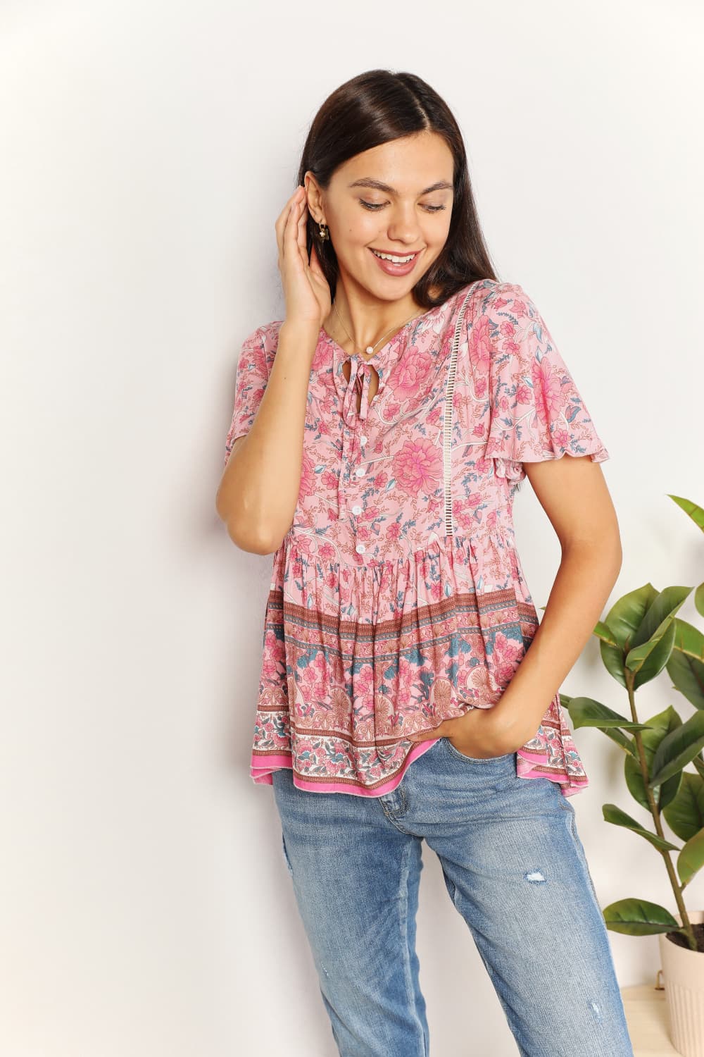 Blusa peplum con cuello anudado y botones decorativos bohemios de Double Take