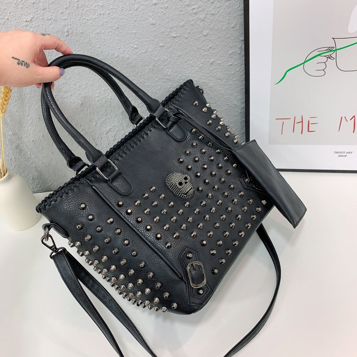 Sac à main tendance à une épaule avec rivets en diagonale et tête de mort