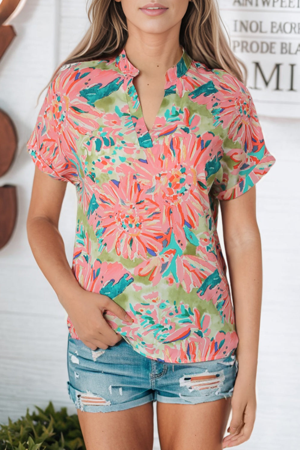 Top floral de manga corta con cuello con muescas