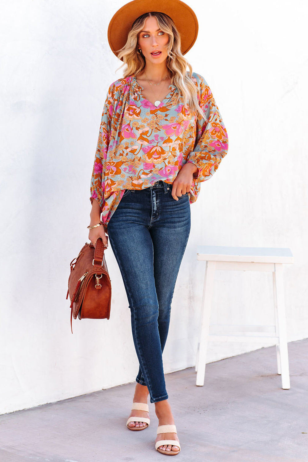 Blusa holgada con cuello en V y pliegues con estampado floral azul cielo