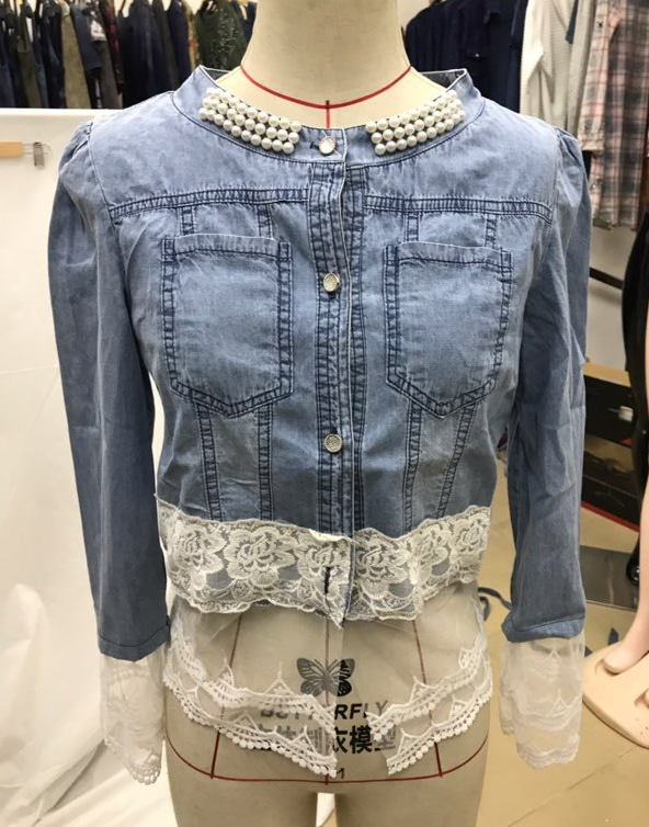 Chaqueta vaquera con costuras de pedrería