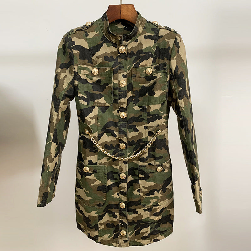 Robe camouflage à col épaulette et jupe chemise avec chaîne à boutons dorés