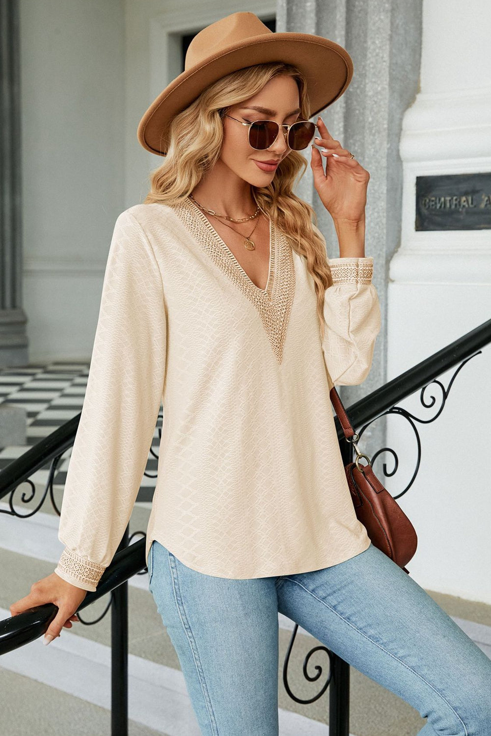 Blusa de manga larga con cuello en V