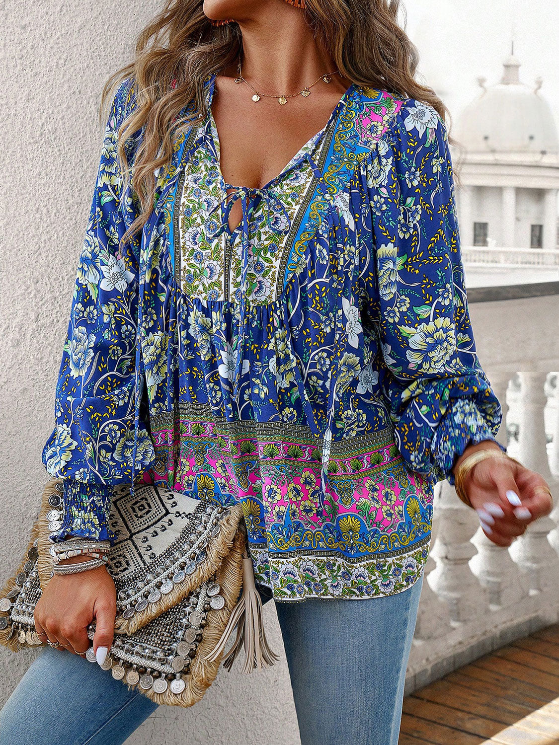 Blusa bohemia con mangas farol y cuello anudado