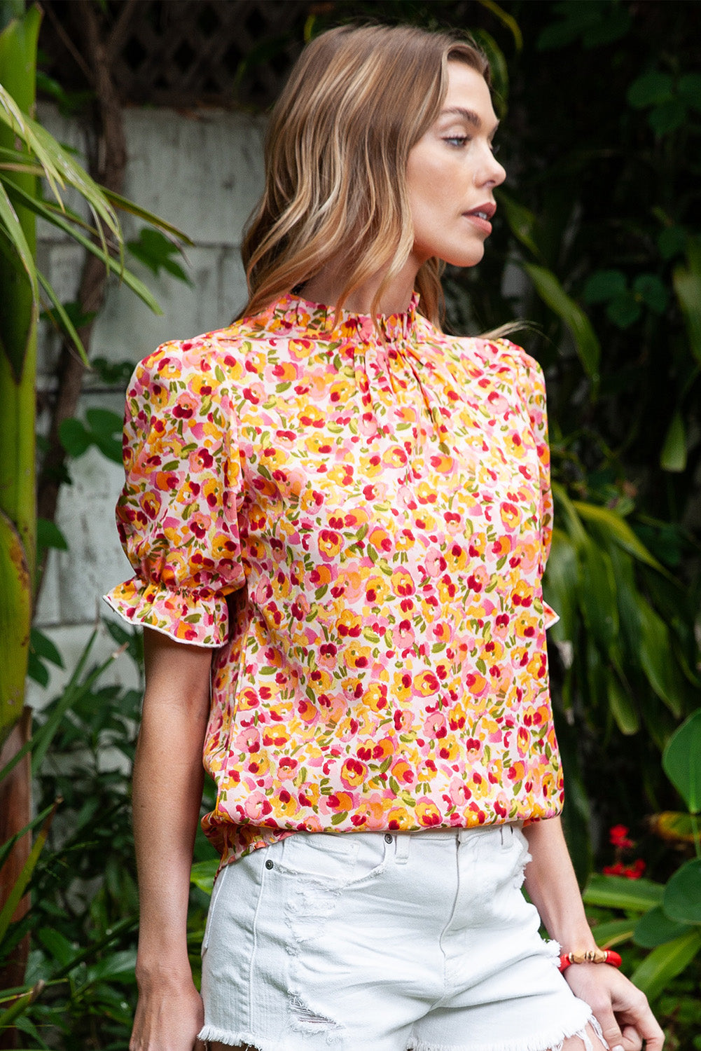 Blusa con abertura floral y mangas abullonadas