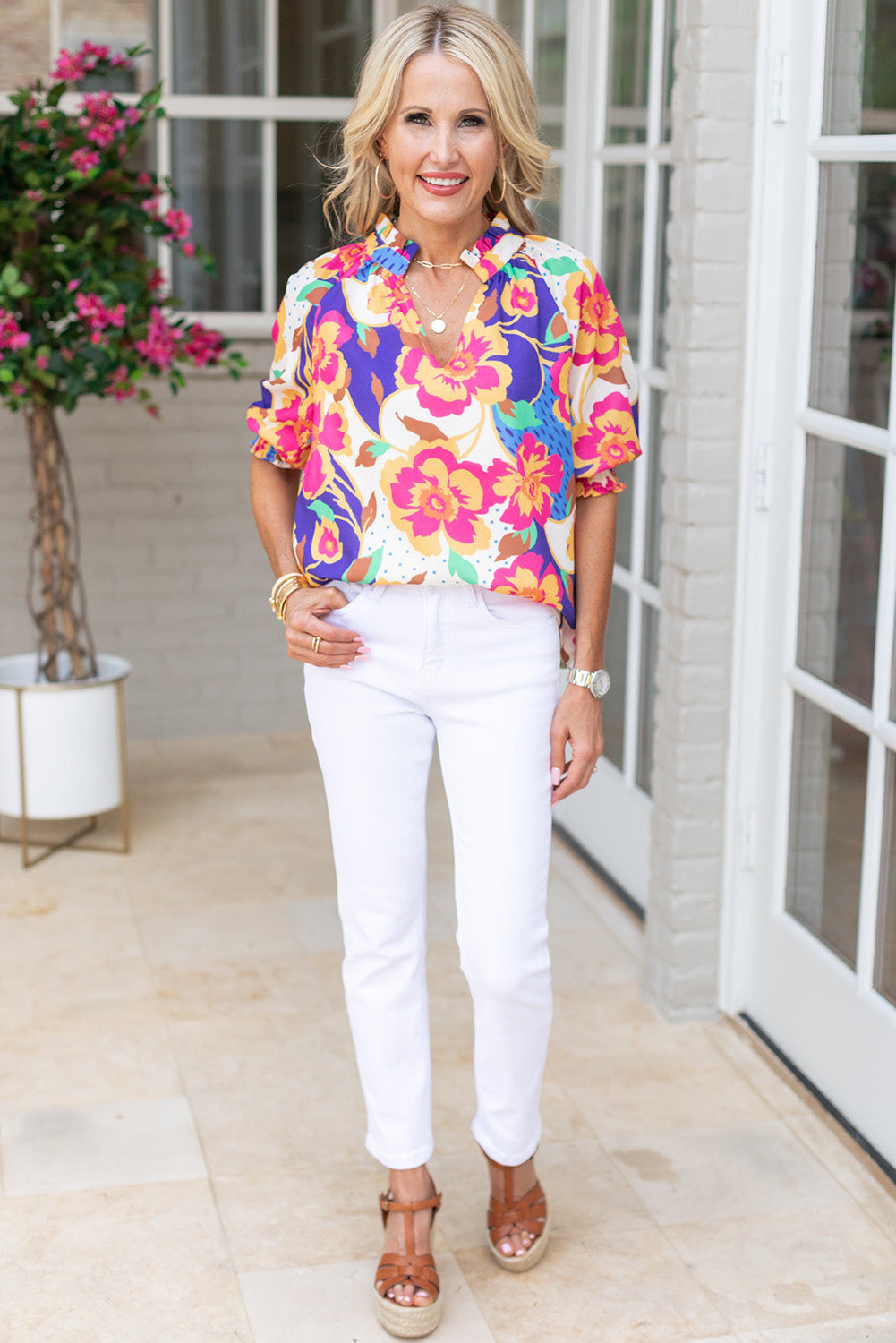 Blusa floral con volantes y manga de burbuja con cuello dividido y estampado floral rosa rojo