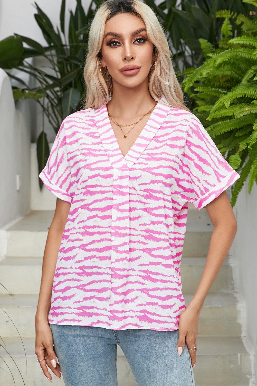 Blusa de manga corta con cuello en V y estampado de cebra rosa