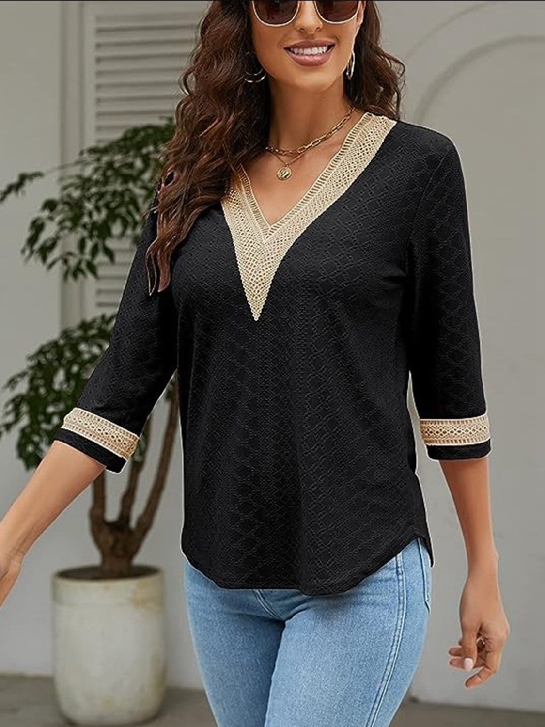 Blusa con ojales y cuello en V