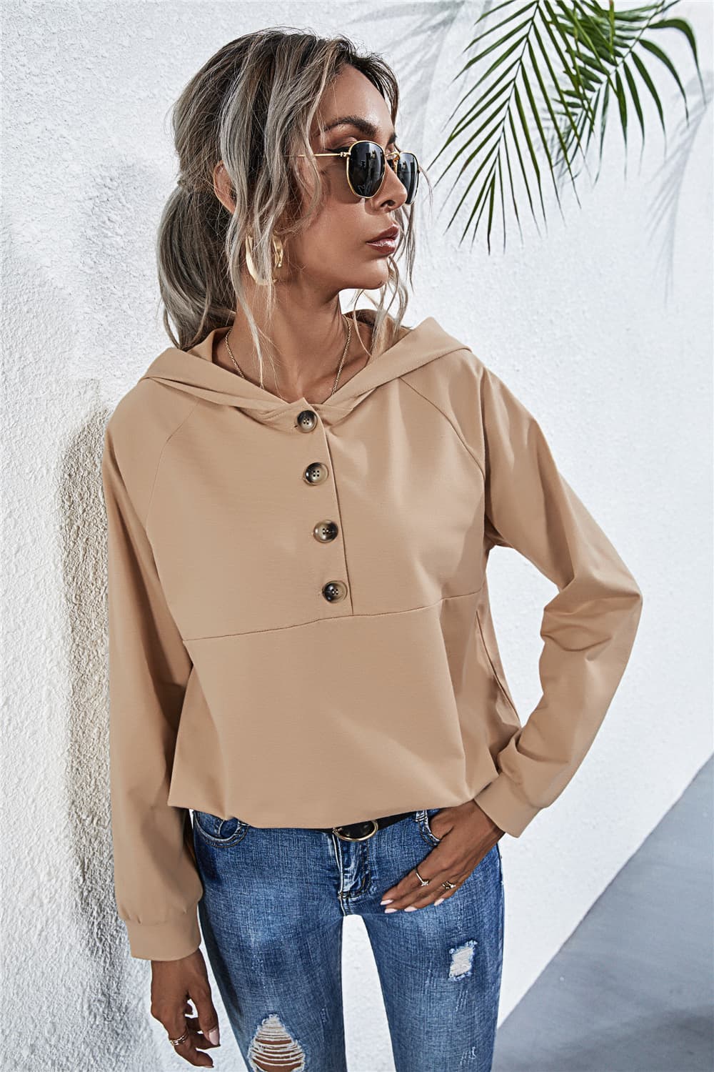 Blusa con capucha y manga raglán con botones