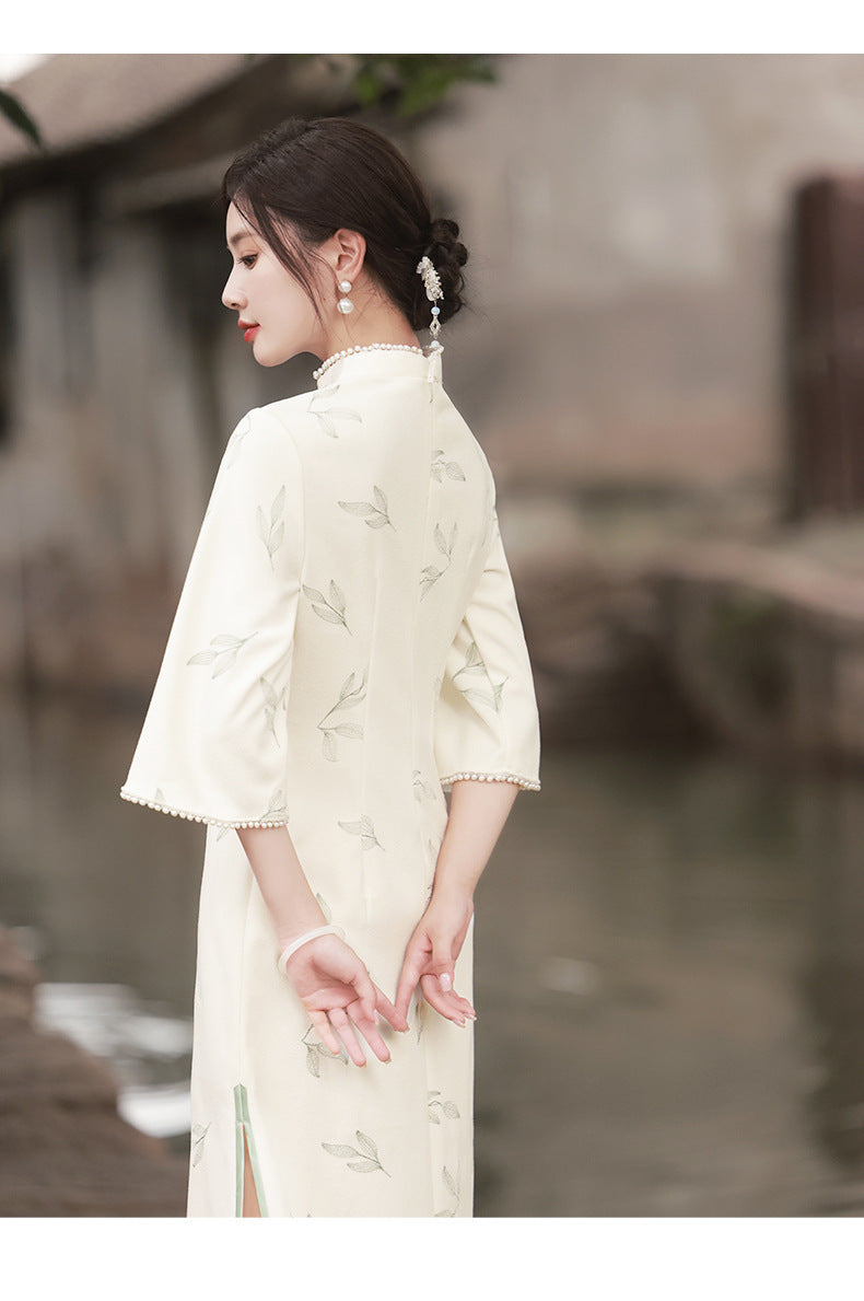 Vestido Cheongsam con manga acampanada y bordado de encaje albaricoque