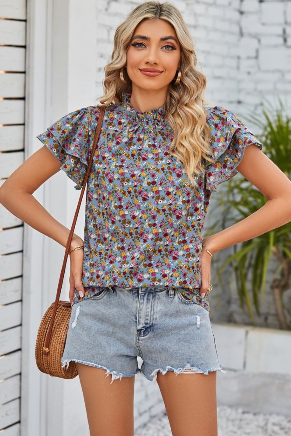 Blusa con mangas acampanadas y cuello con volantes florales