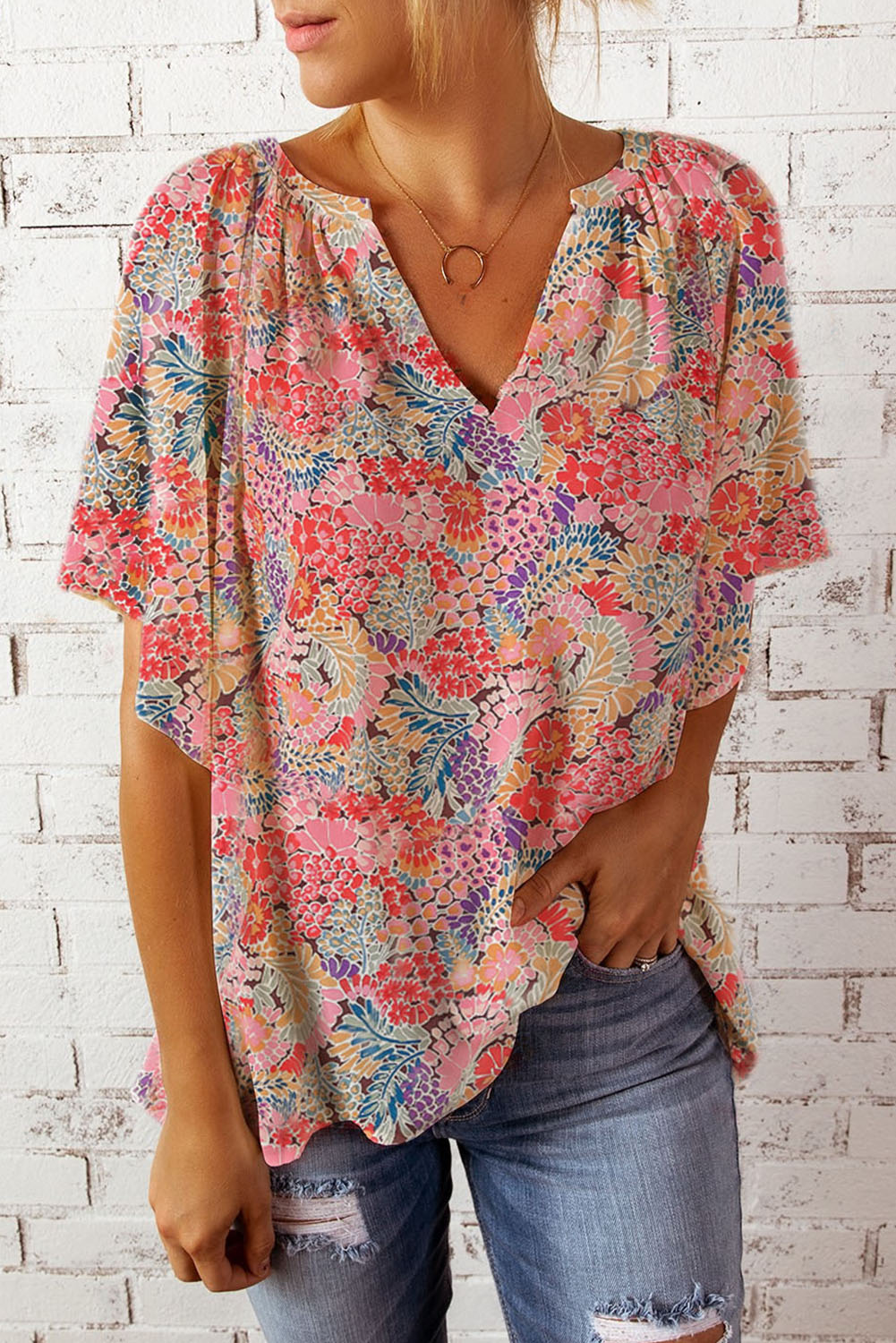 Blusa floral con cuello con muescas y mangas acampanadas