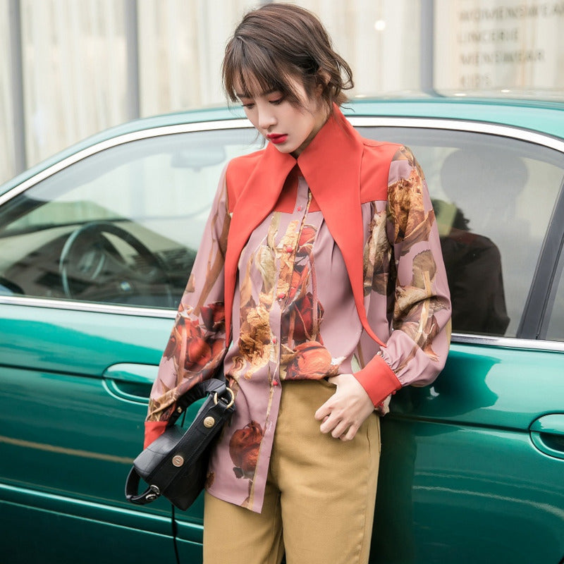 Camisa con cuello gótico y costuras con estampado de flores secas