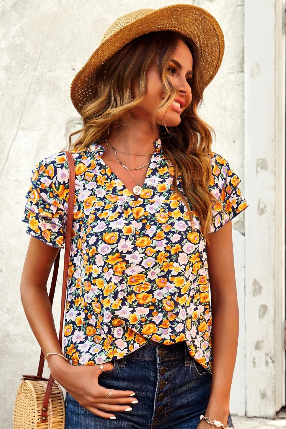 Blusa floral con cuello con muescas y mangas acampanadas