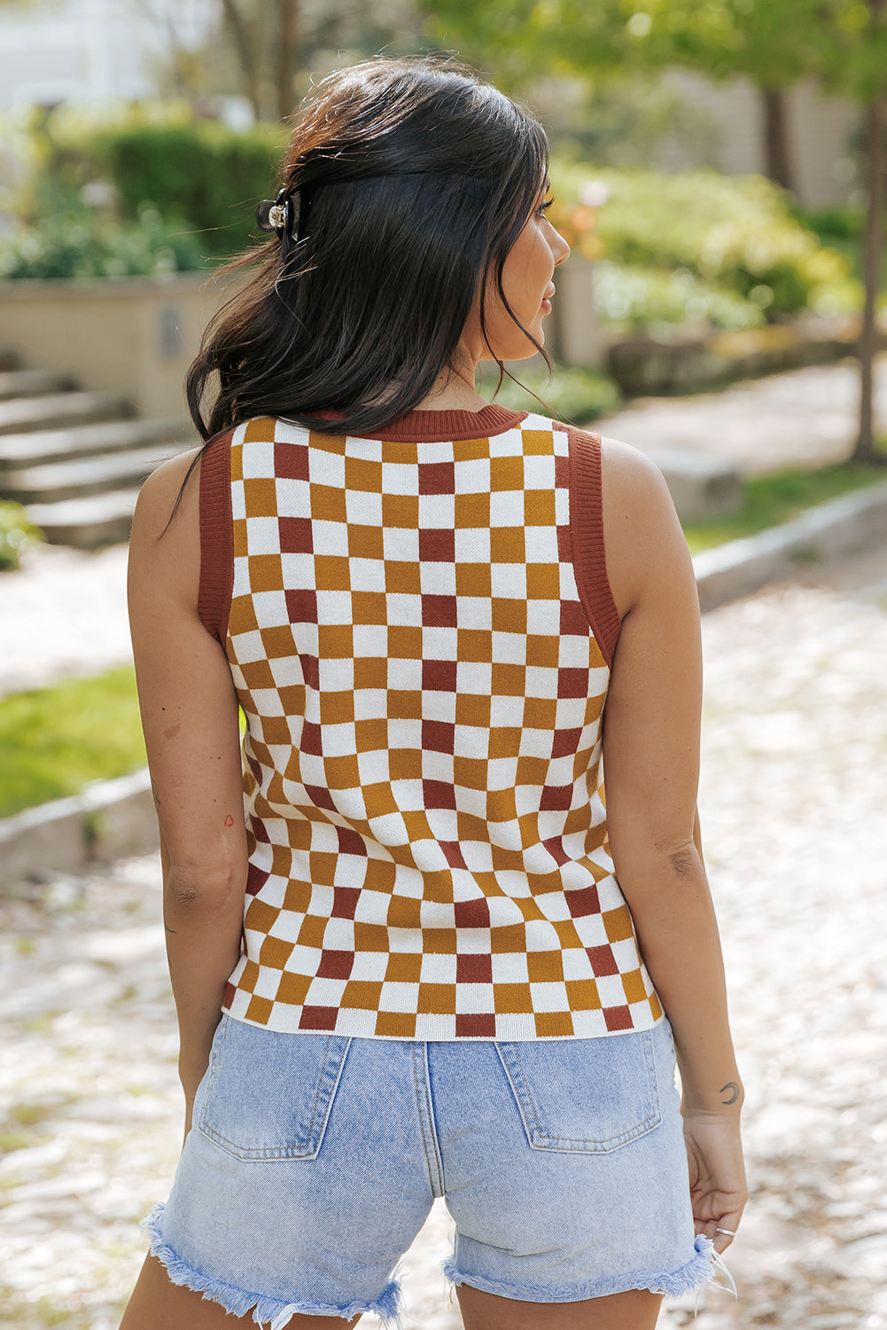 Gilet pull en tricot marron à carreaux et bordures côtelées