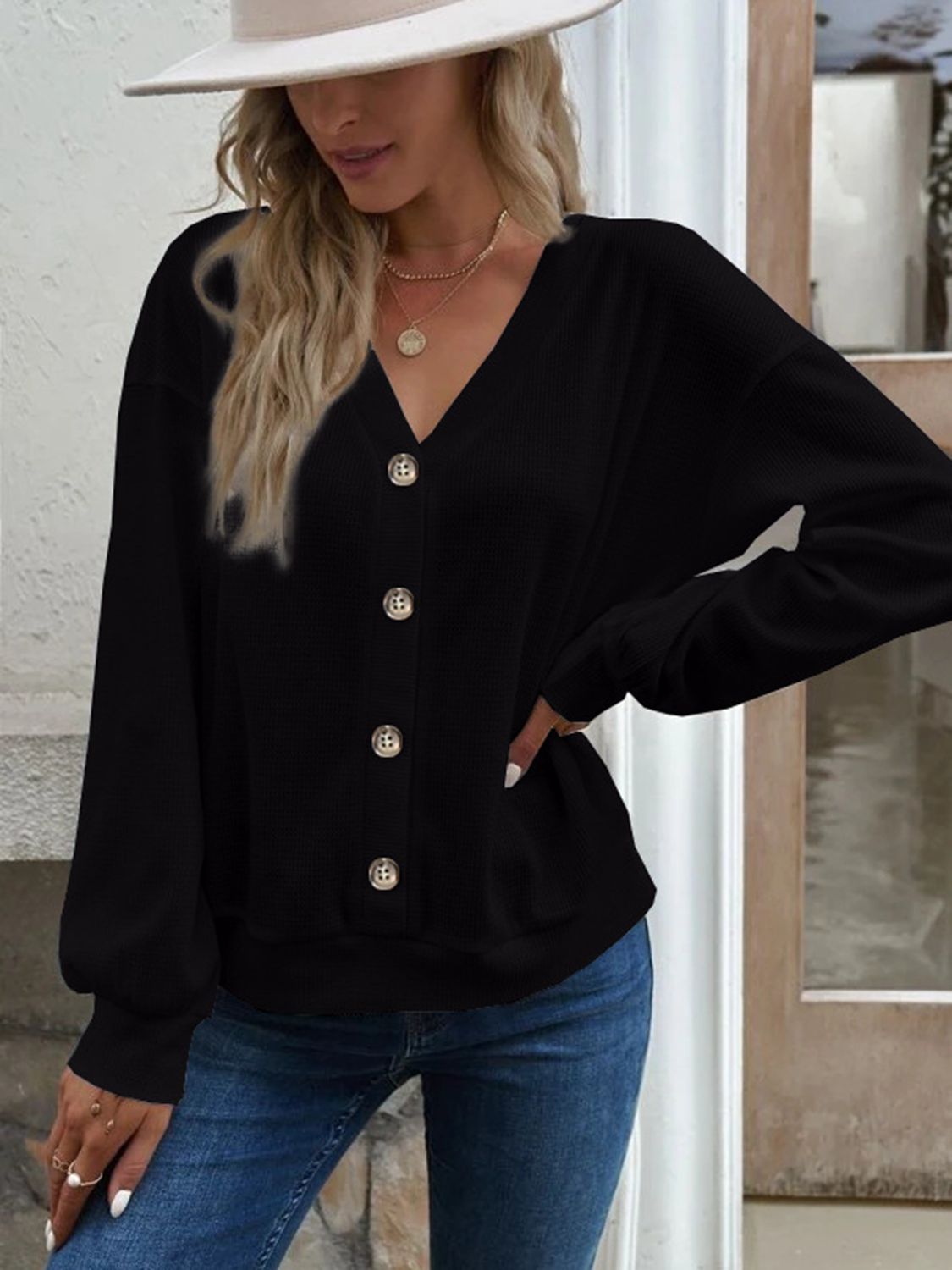 Blusa con hombros caídos y cuello en V