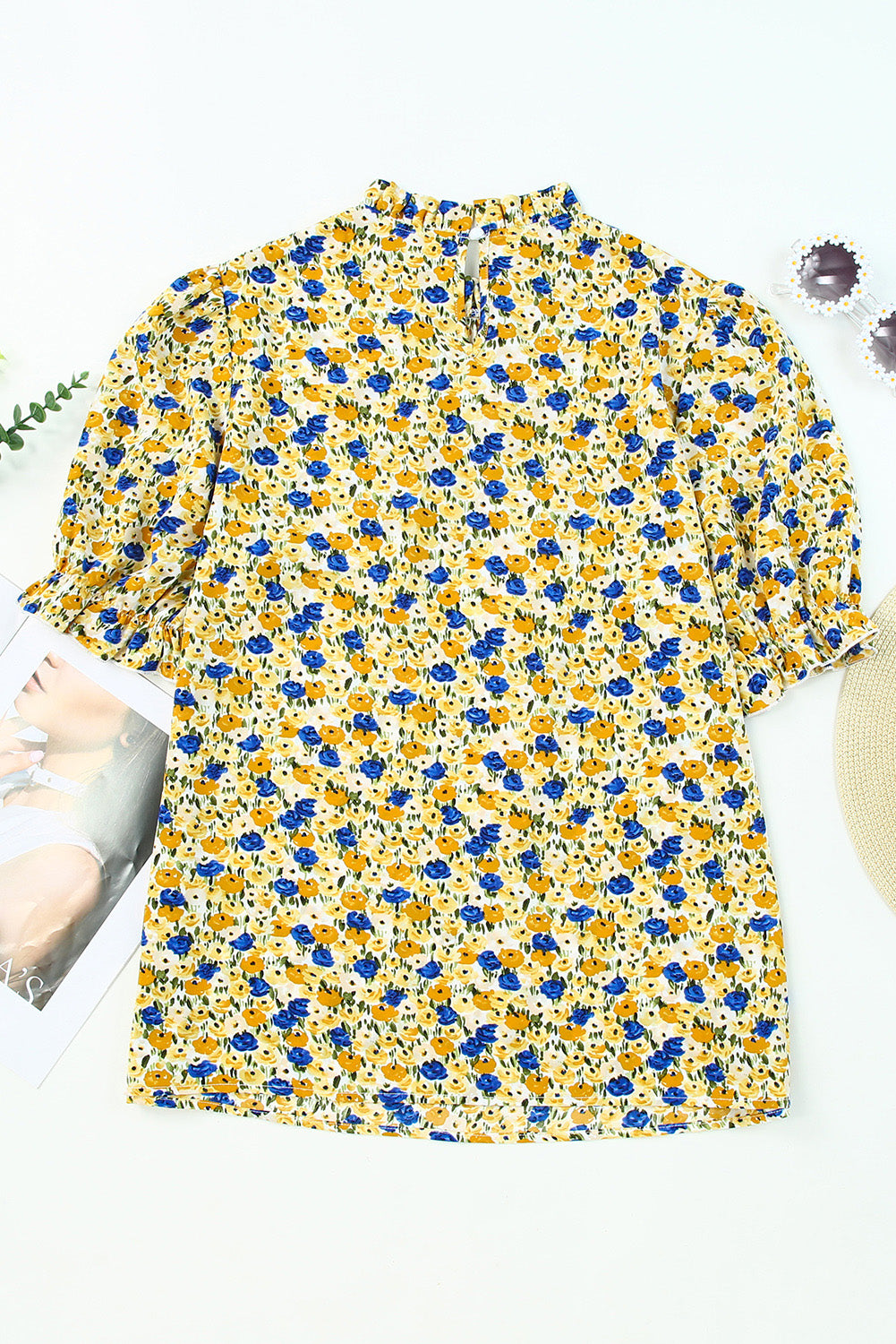 Blusa con abertura floral y mangas abullonadas