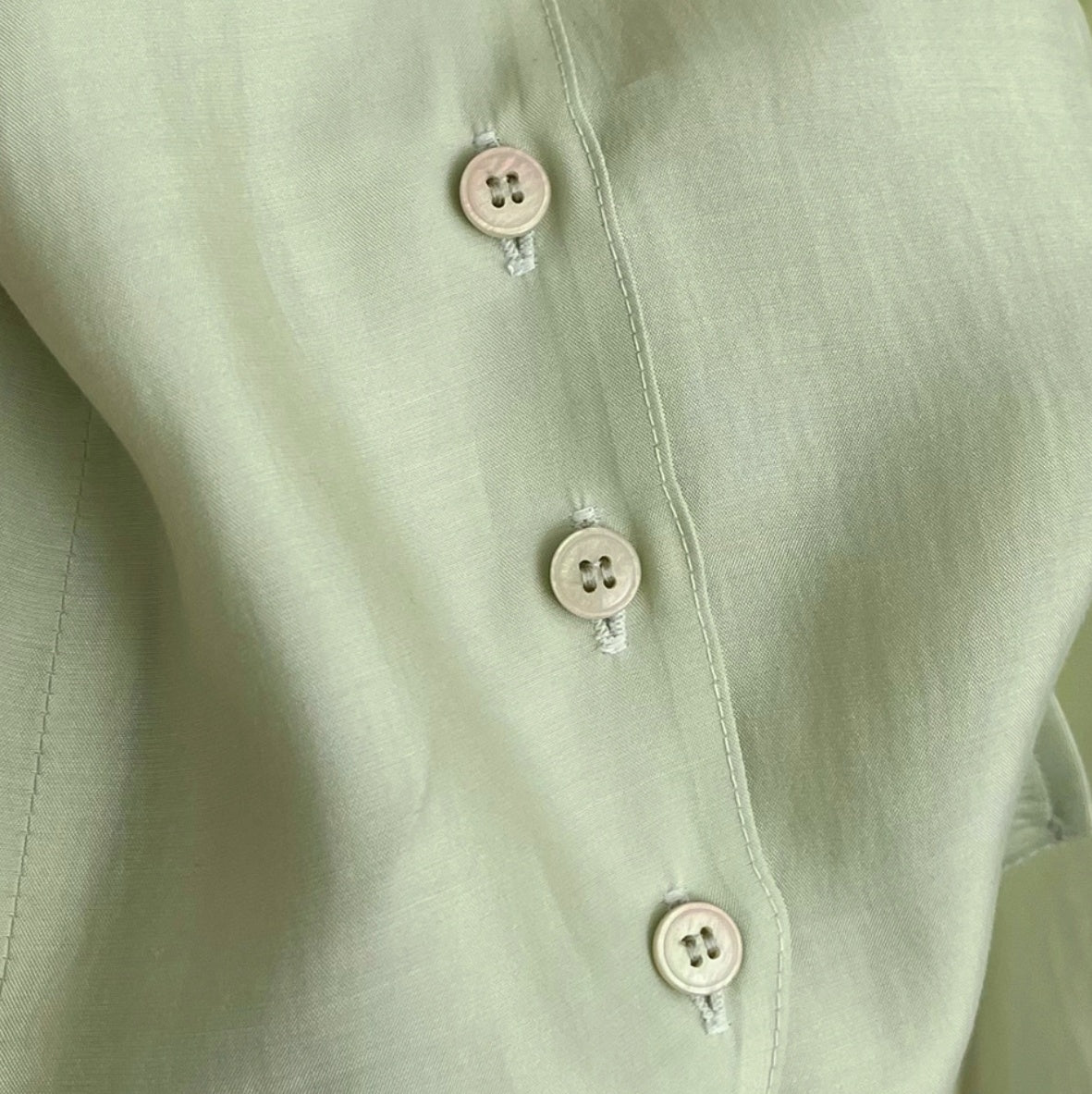 Haut de chemise incurvé à simple boutonnage et col en V à lacets