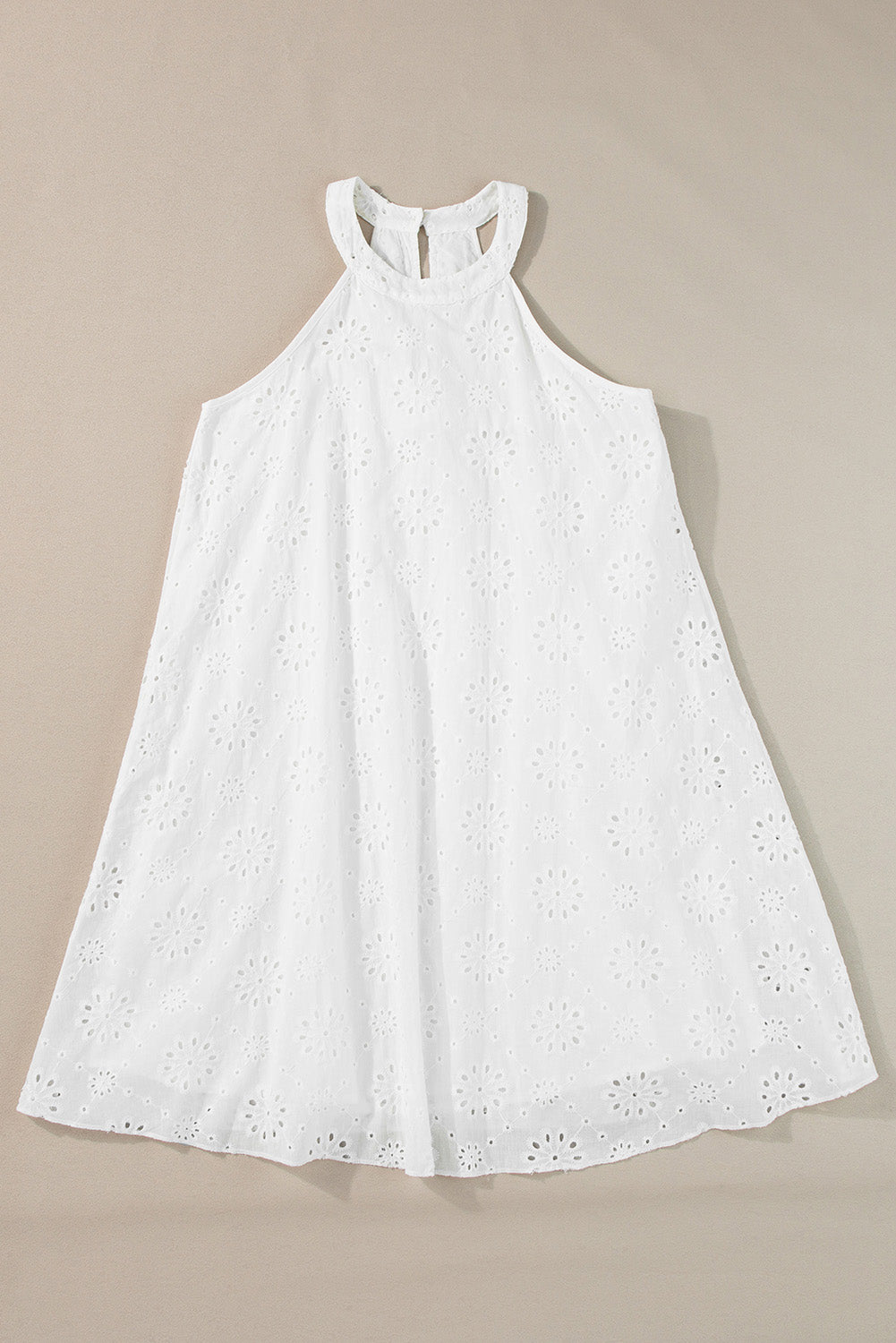 Robe blanche sans manches à col licou et motif à œillets style Boho