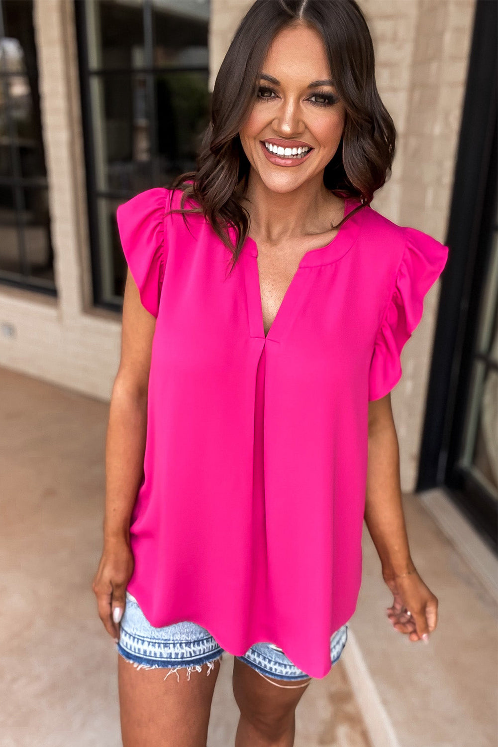 Blusa con mangas con volantes y cuello con muescas en rojo rosa