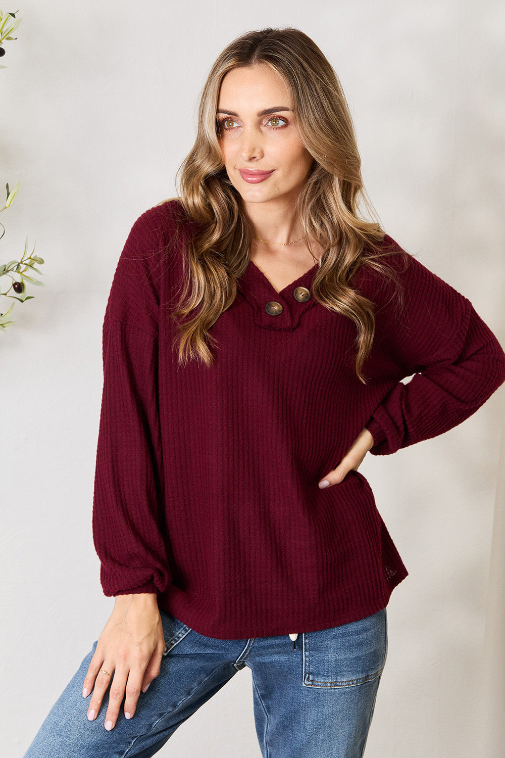 Blusa de manga larga con cuello en V y botones Zenana