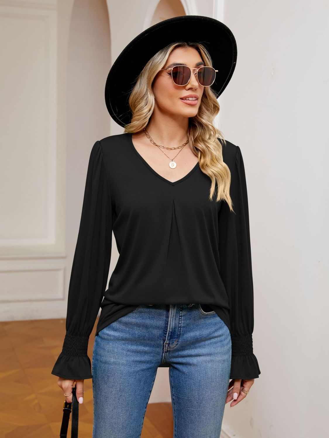 Blusa con cuello en V y mangas con volantes