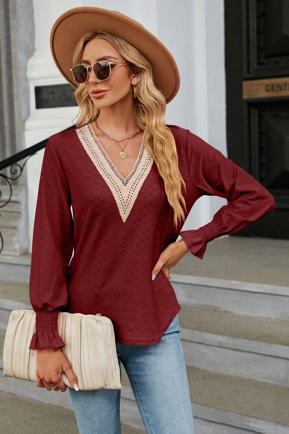 Blusa con cuello en V y mangas con volantes