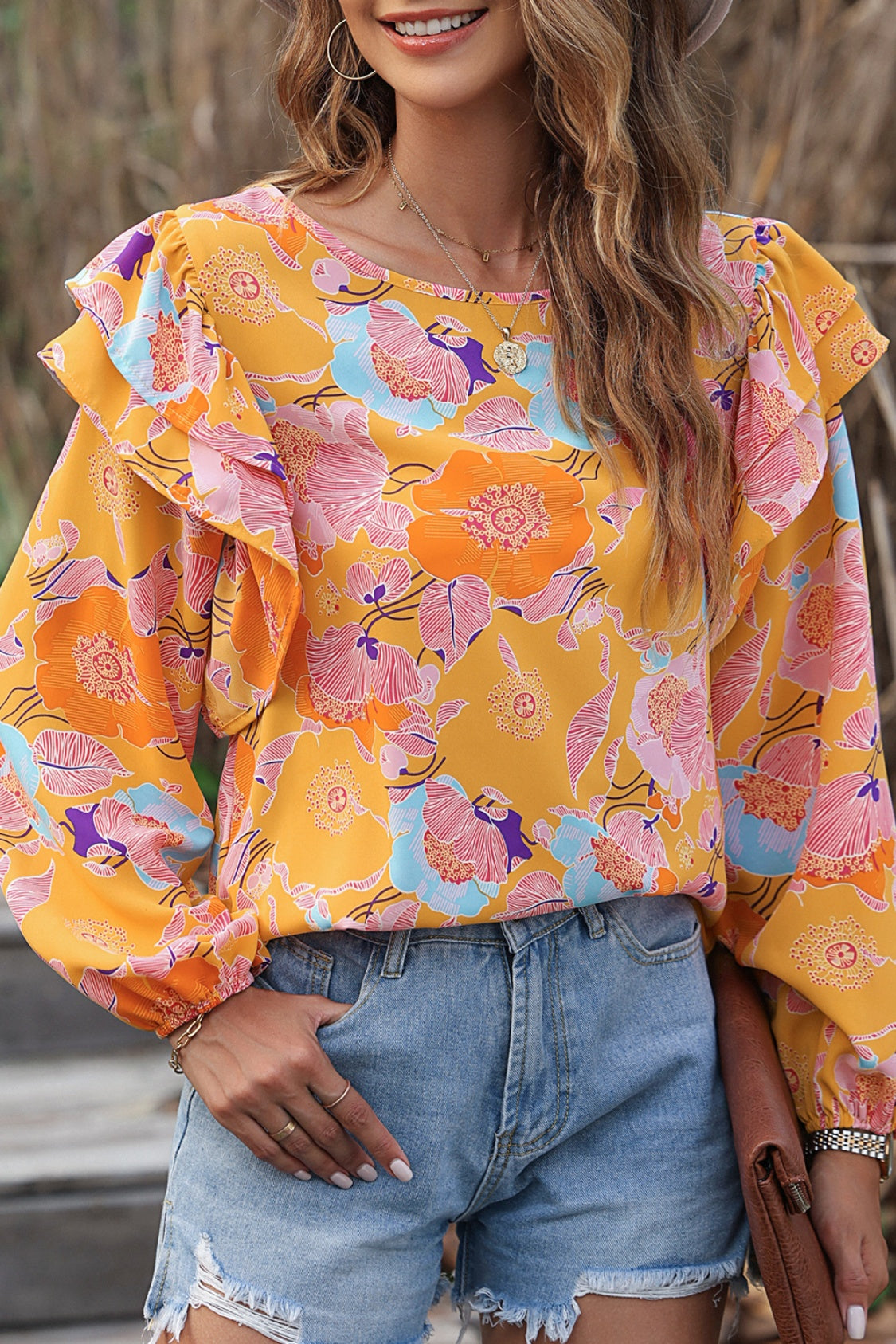 Blusa con mangas abullonadas y volantes con estampado floral