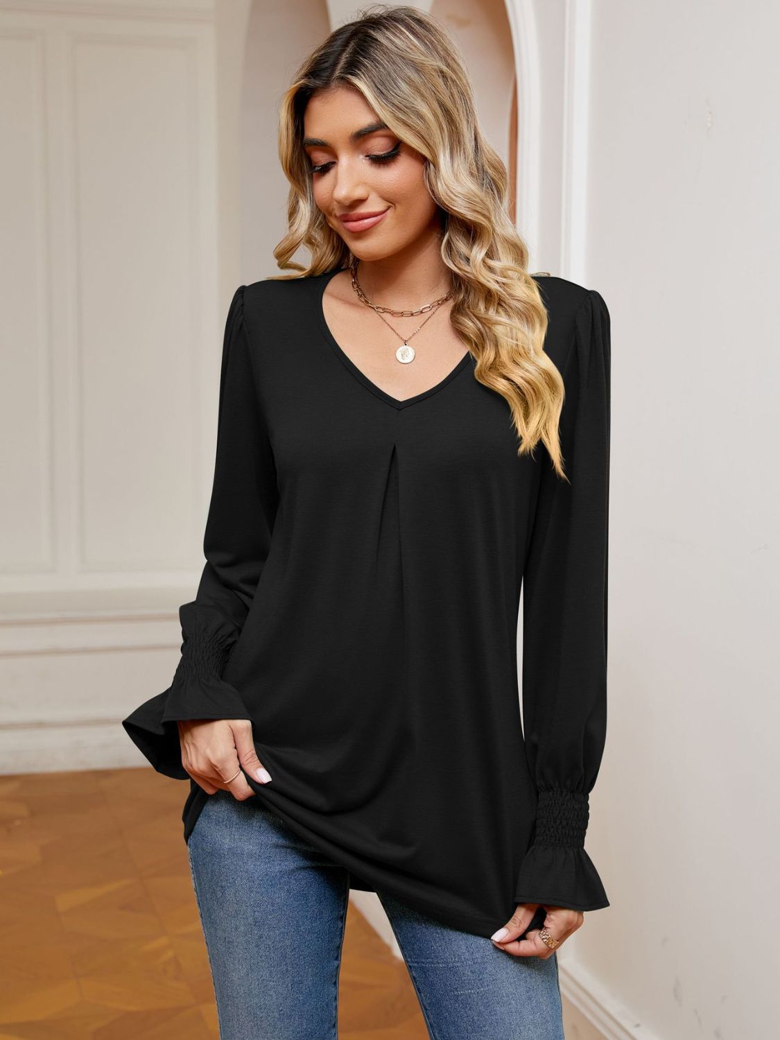 Blusa con cuello en V y mangas con volantes