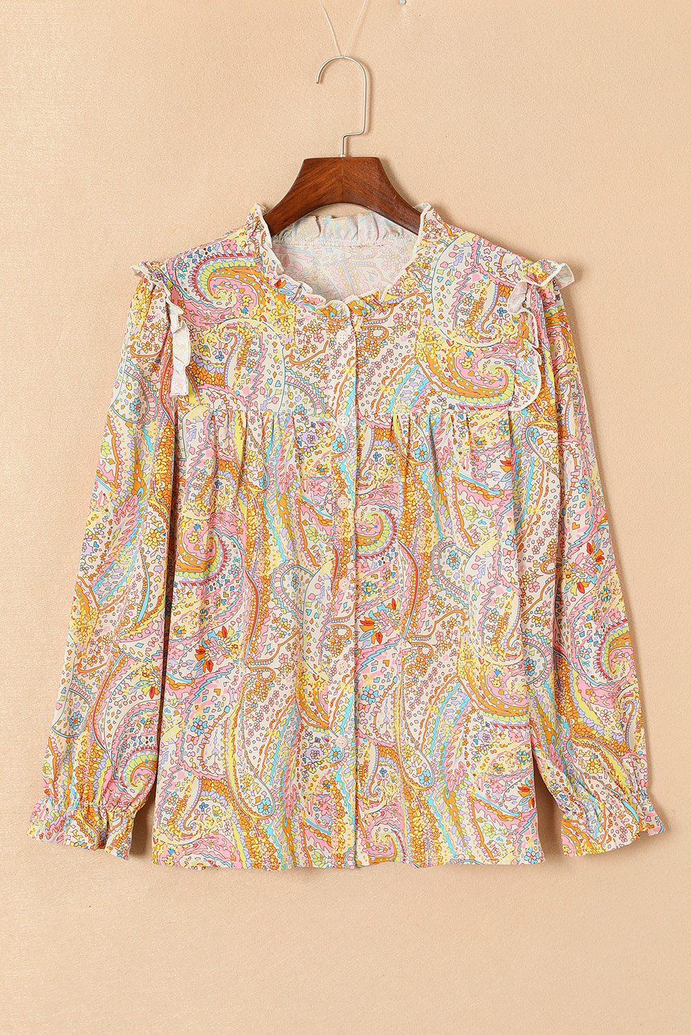 Camisa boho con ribete con volantes y estampado de paisley amarillo