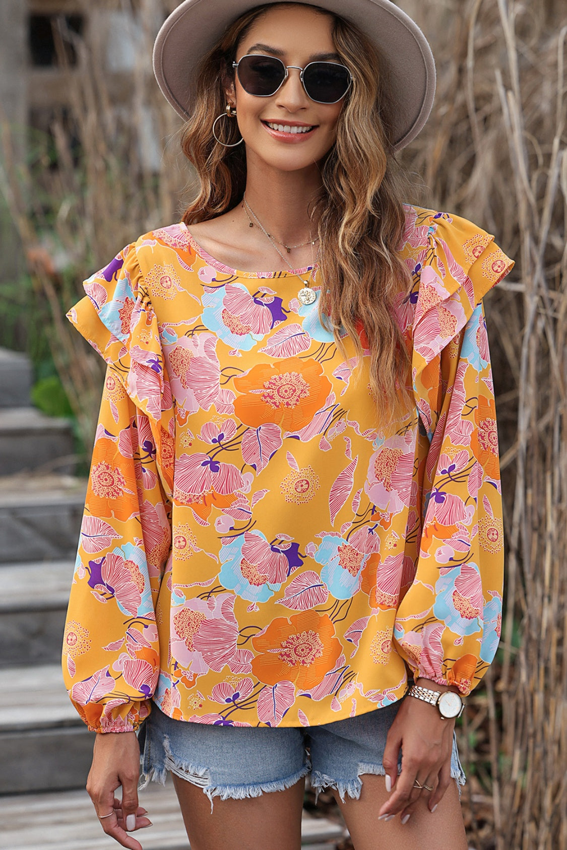 Blusa con mangas abullonadas y volantes con estampado floral