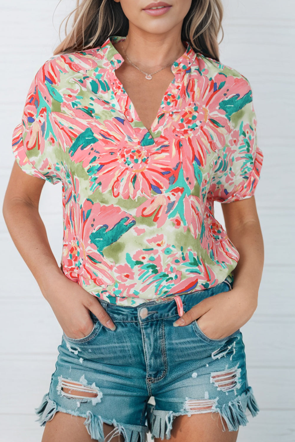 Top floral de manga corta con cuello con muescas