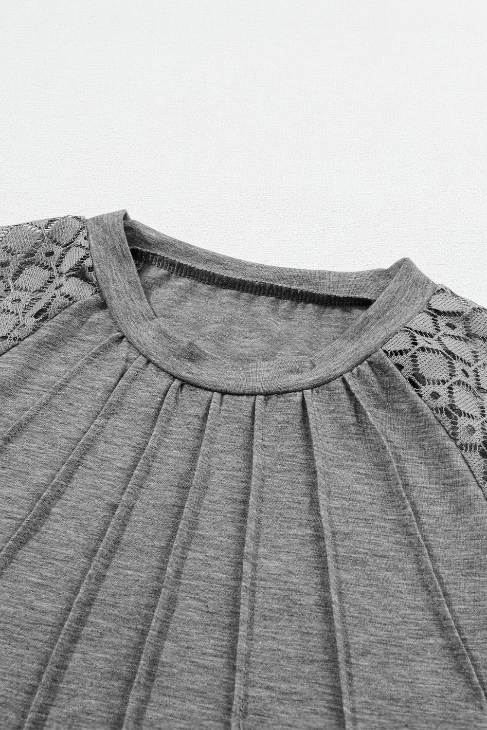 Haut en tricot plissé gris à manches raglan et dentelle contrastée