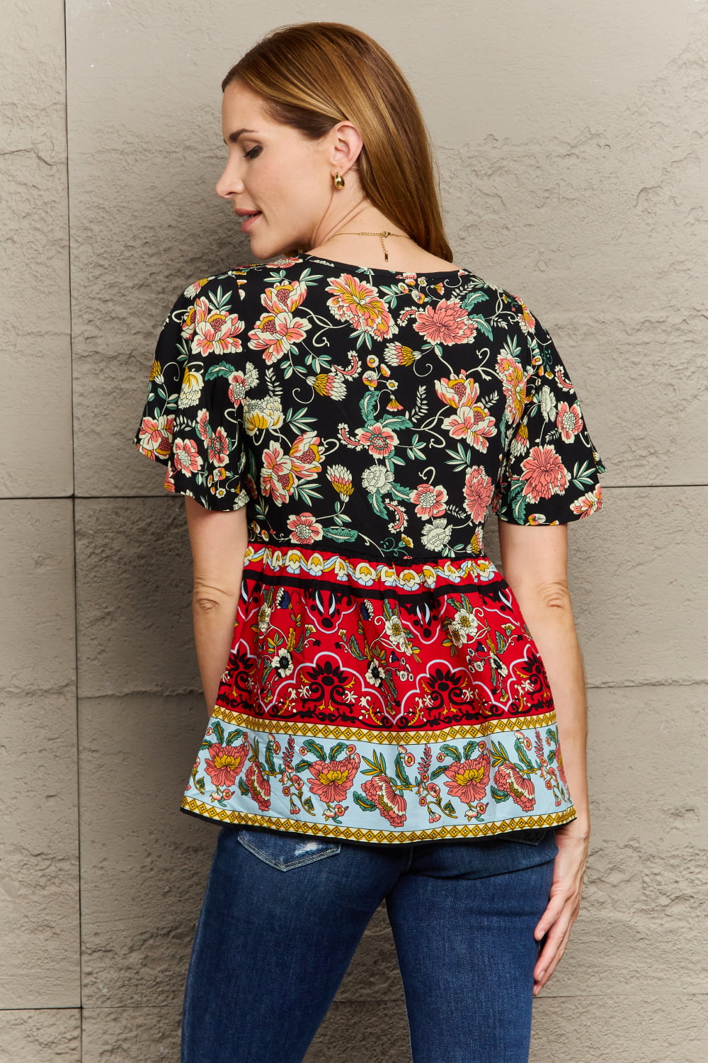 Blusa bohemia con mangas abullonadas y cuello anudado