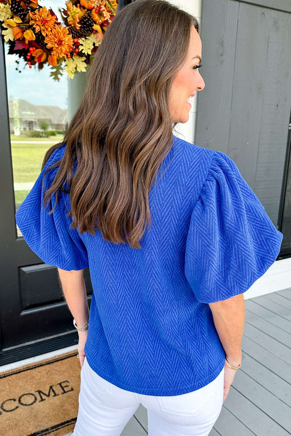 Blusa con cuello simulado y manga abullonada con textura lisa azul cielo