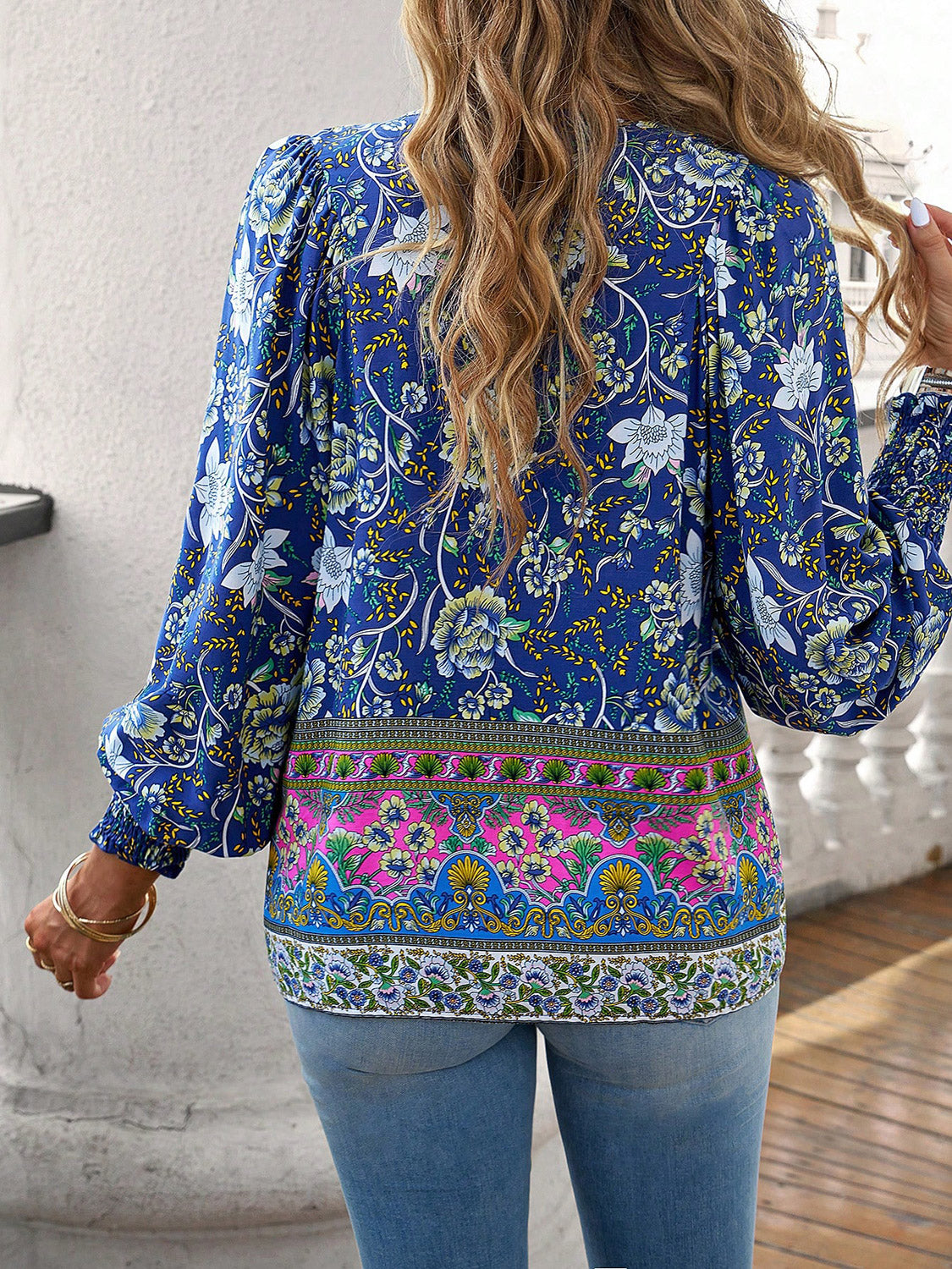 Blusa bohemia con mangas farol y cuello anudado