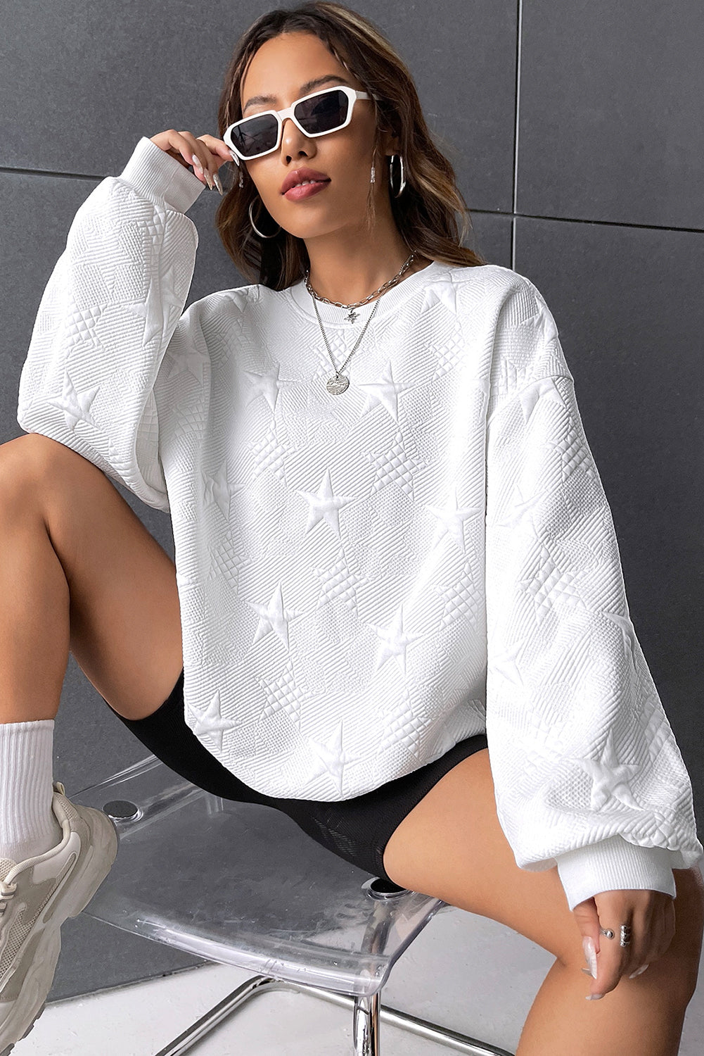 Sudadera con hombros caídos y textura en relieve de estrella blanca