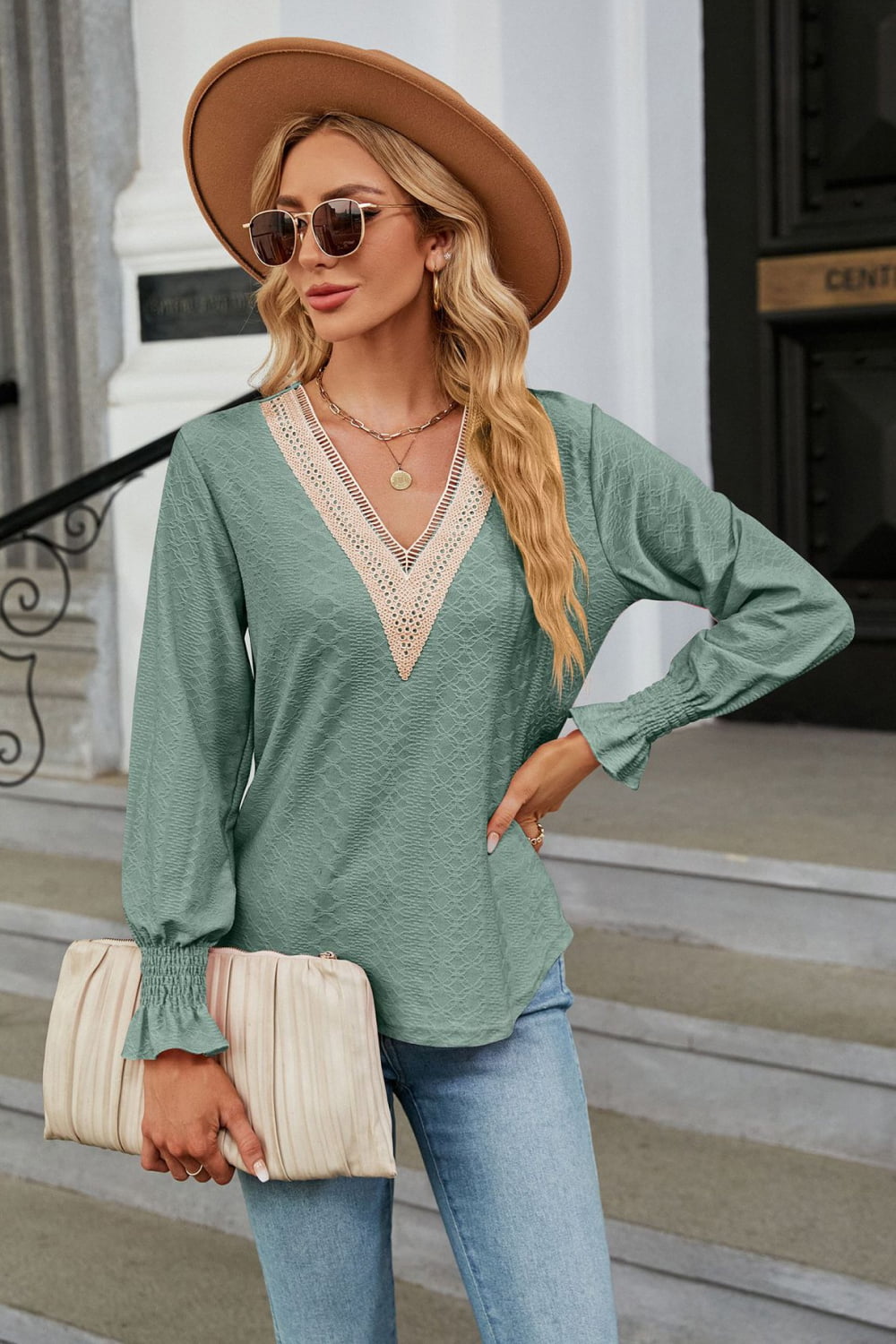 Blusa con cuello en V y mangas con volantes