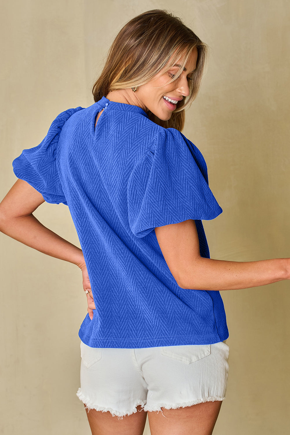 Blusa con cuello simulado y manga abullonada con textura lisa azul cielo