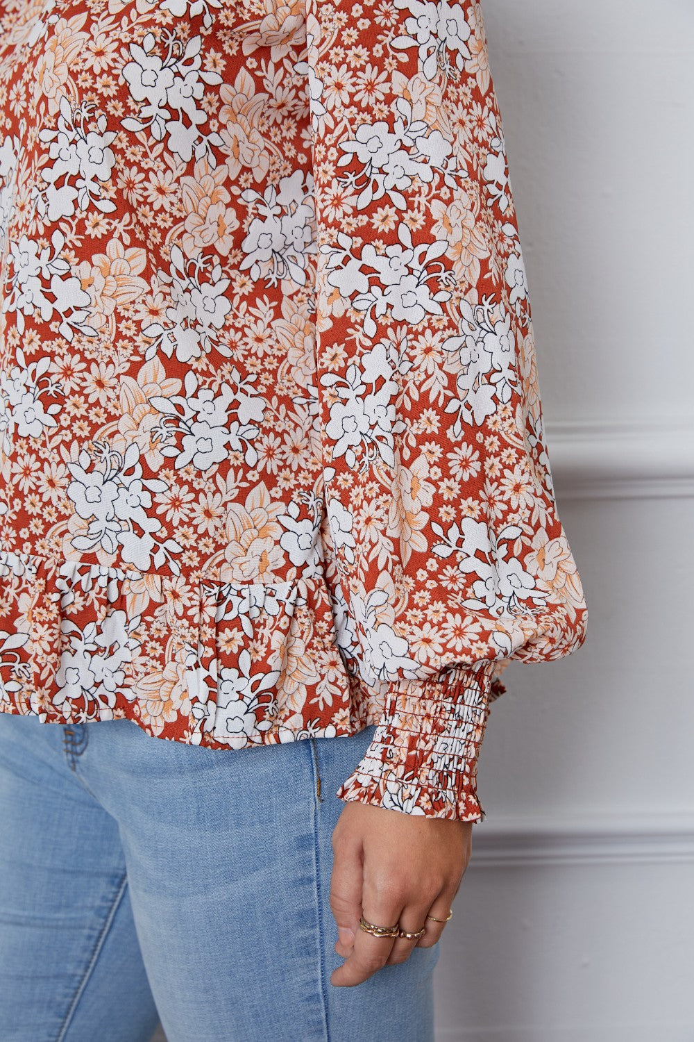 Blusa con volantes y mangas farol fruncidas con estampado floral