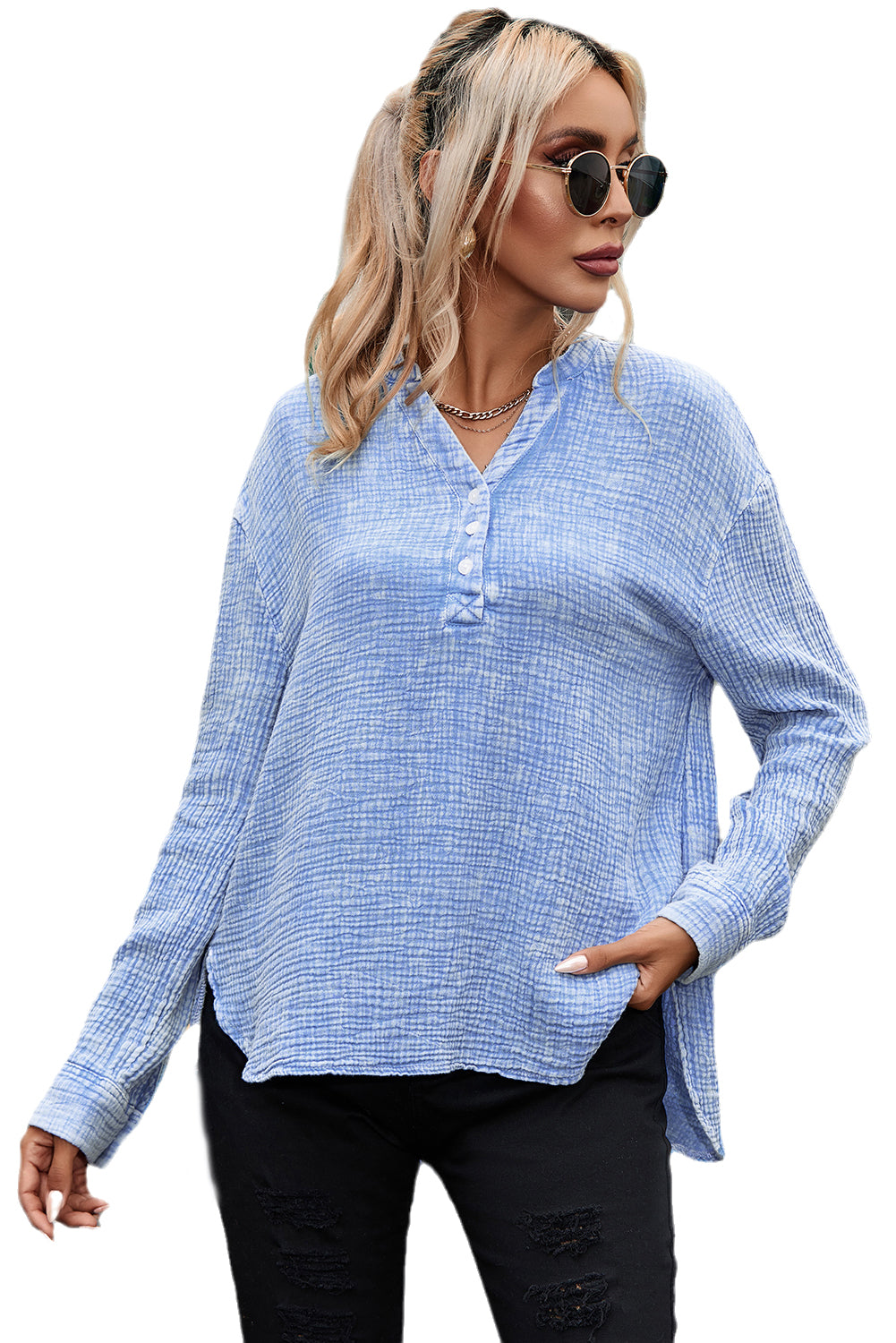 Top holgado con cuello henley y textura arrugada en azul cielo