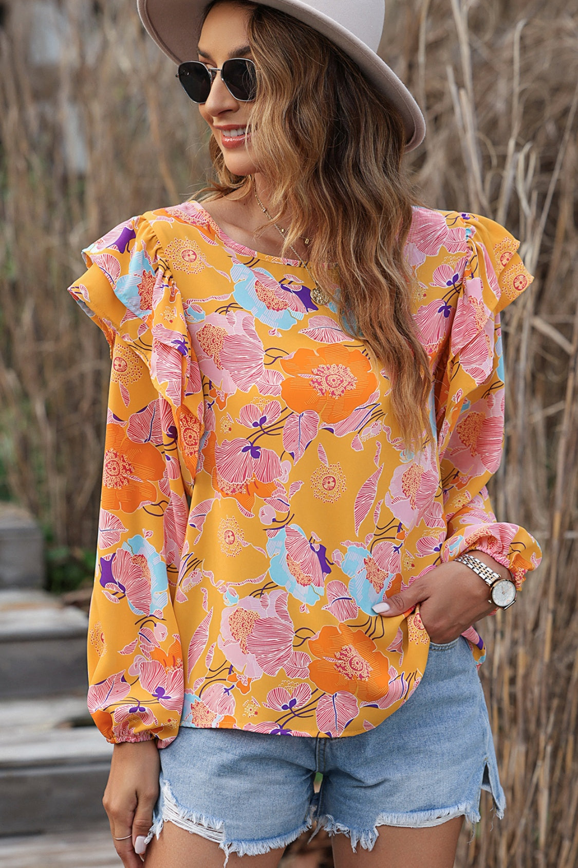 Blusa con mangas abullonadas y volantes con estampado floral