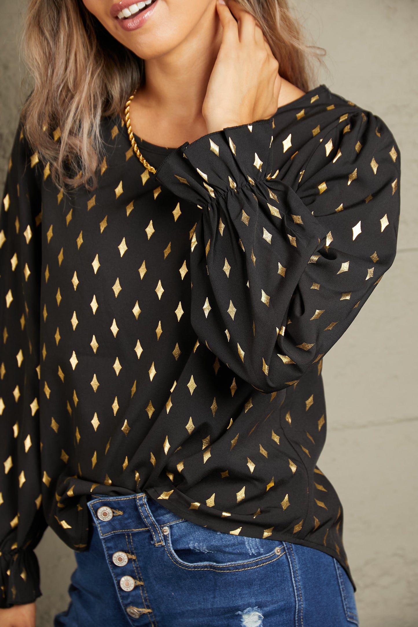 Blusa con cuello redondo y manga con volante estampada de Double Take